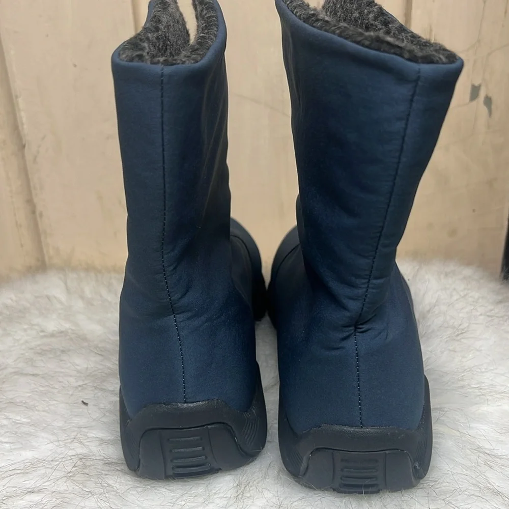 Propet all weather zip up navy boot Fleece lining to keep you cozy 7 wide